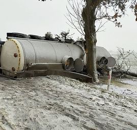 kolizja, mleczarka, wywrócona ciężarówka, przewóz mleka