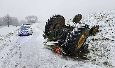 zdarzenie drogowe, wywrócony ciągnik, dachowanie, poślizg