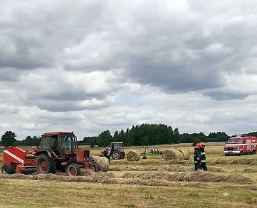 Starokrzepice, powiat kłobucki, wypadek na łące, prasowanie siana