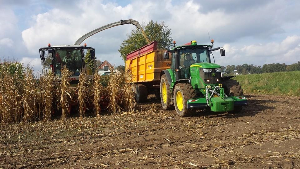 John Deere 6215R