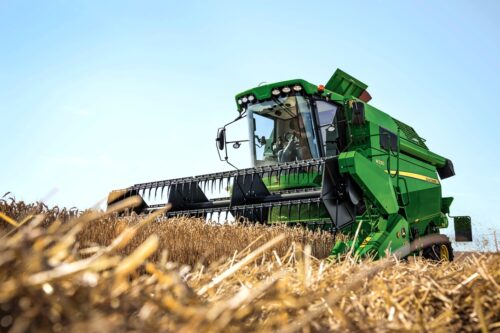 John Deere W330. Kompaktowy kombajn z dodatkowym bębnem