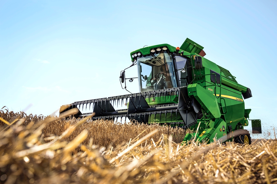 John Deere W330. Kompaktowy kombajn z dodatkowym bębnem