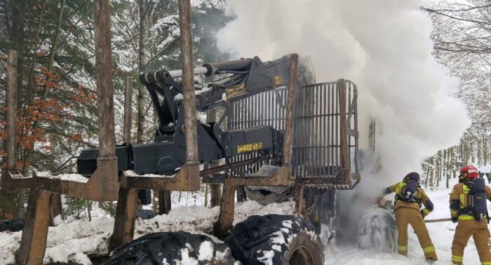 kp psp bytów, pożar, las, maszyna leśna, forwarder, straty, akcja gaśnicza