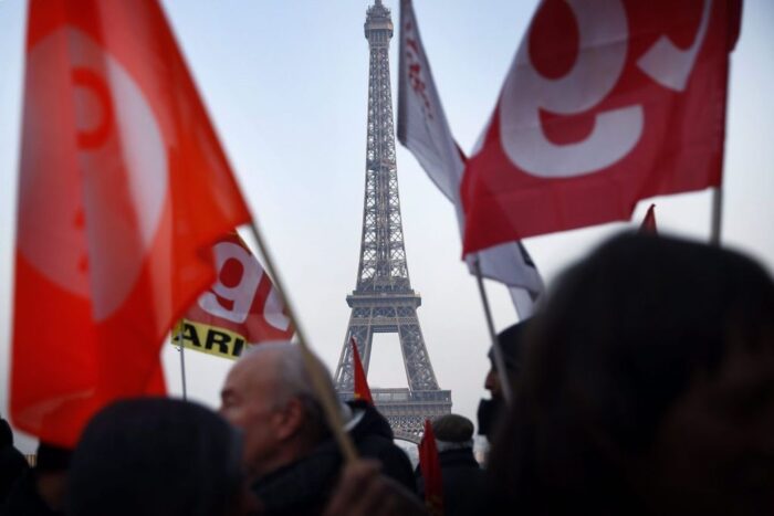 Francuscy związkowcy protestują przeciwko polityce władz.