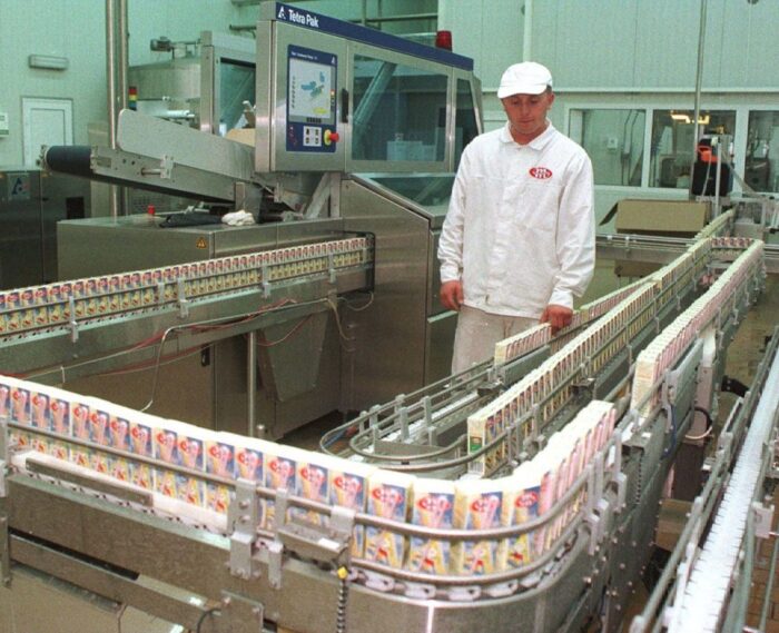 Eksporterzy wciąż tracą na spadających cenach produktów mleczarskich.