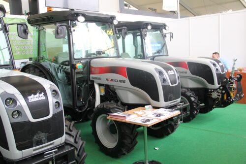 Grupa ciągników Carraro przeznaczonych do sadów i jagodników