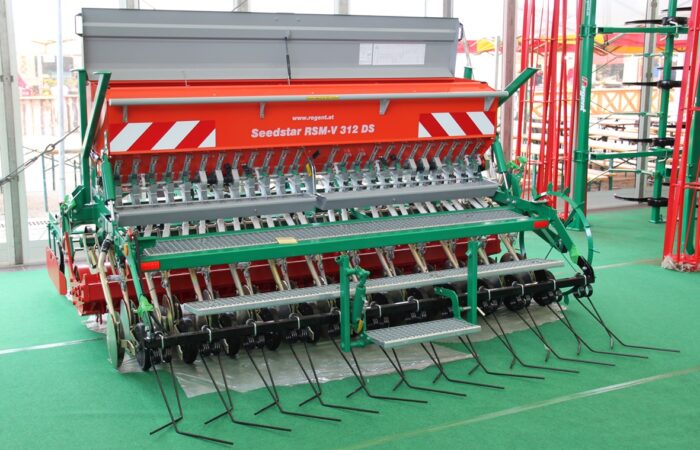 Siewnik Regent Seedstar RSM-V 312 DS nabudowany na krótkim agregacie biernym Regent Solistar