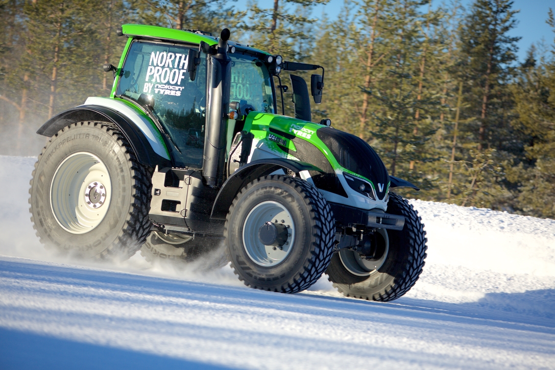 Valtra T234 z oponami zimowymi Nokian dla ciągników rolniczych