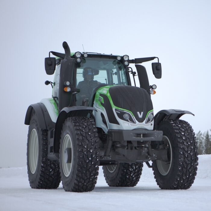 Valtra T234 z oponami zimowymi Nokian do ciągników rolniczychdo