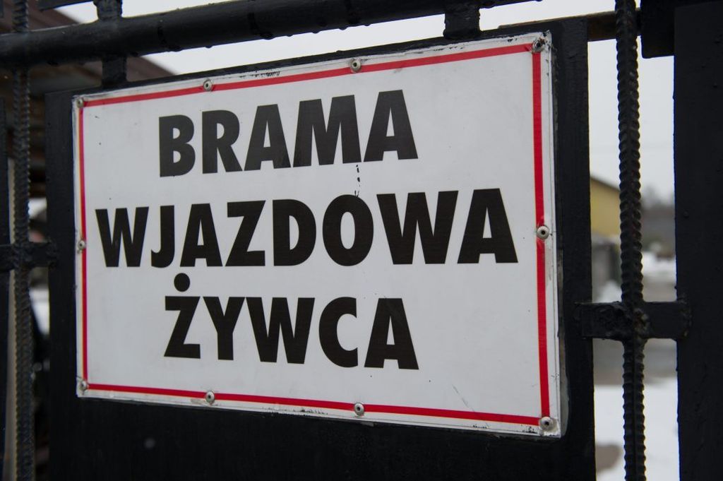 Wjazd do posesji w Rosławowicach, gdzie mieści się ubojnia z ukrytymi magazynami z mięsem nieznanego pochodzenia.
