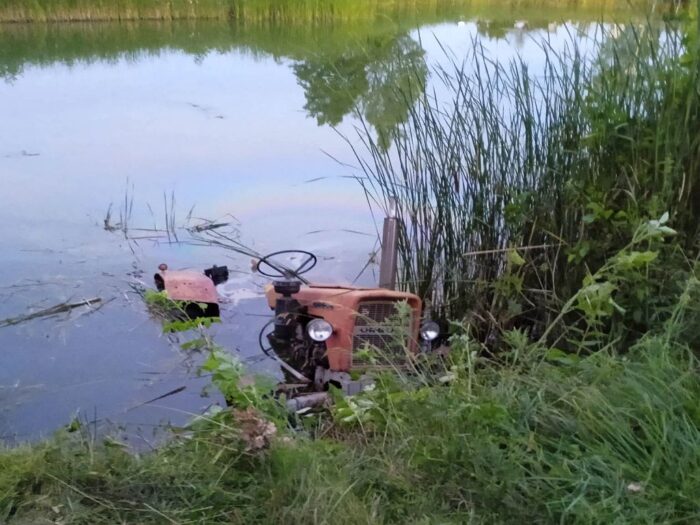 wypadek, ciągnik, staw, traktorzysta