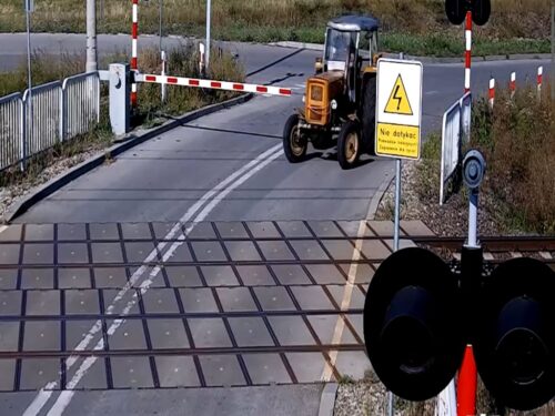 wjechał traktorem na przejazd kolejowy, Kletnia, powiat rycki, żółte naklejki PLK