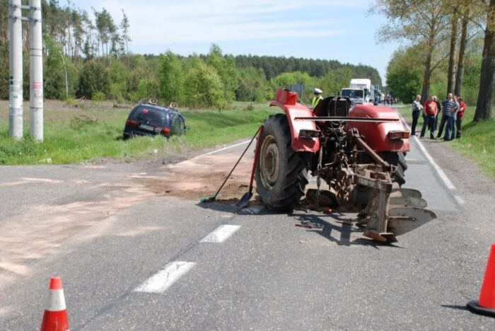 Zderzenie pojazdów było tak silne, że traktor rozpadł się na dwie części, a auto osobowe wpadło do rowu