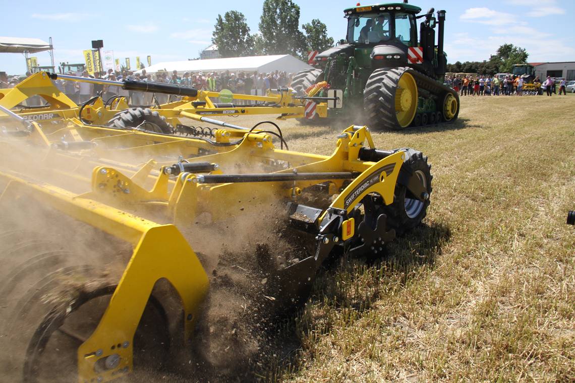 Szeroka brona talerzowa Bednar Swifterdisc XE 12000