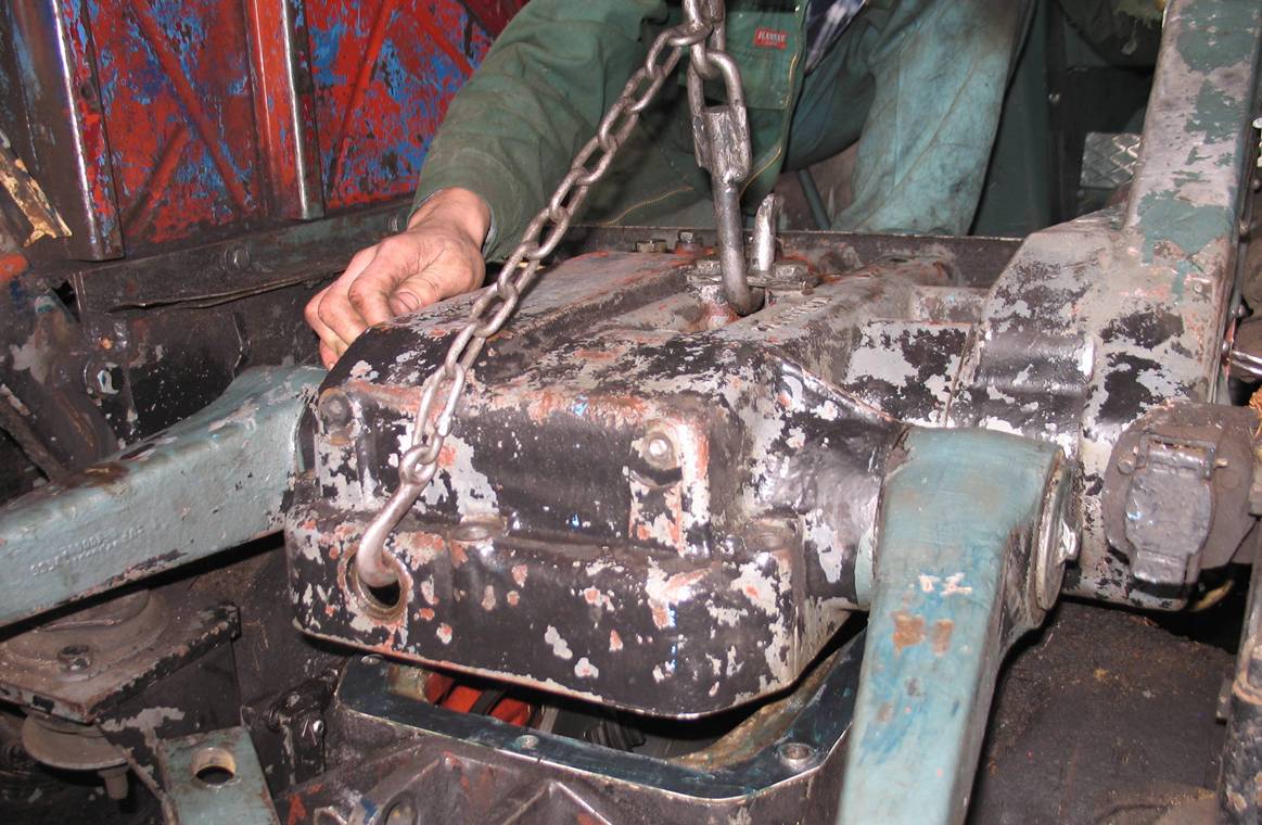 Demontaż pokrywy podnośnika hydraulicznego Ursusa 914