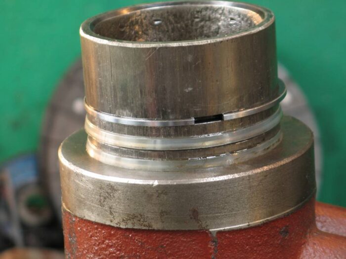 Nowe uszczelnienia tłoka podnośnika Ursusa 914