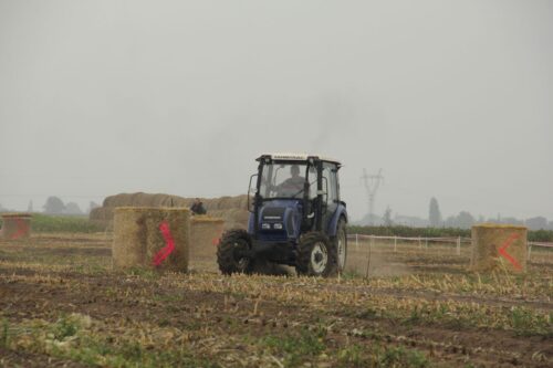 Wyścig ciągników rolniczych w miejscowości Wielowieś