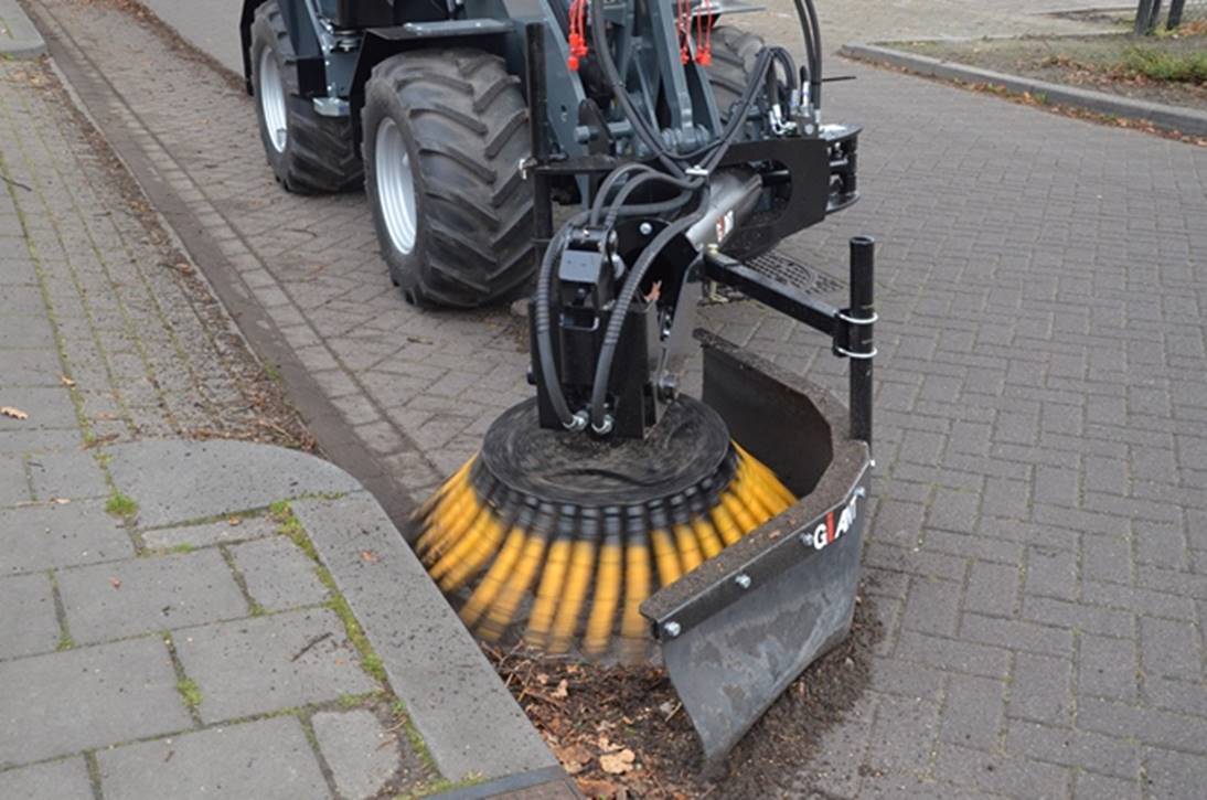 Ładowarka Giant ze szczotką