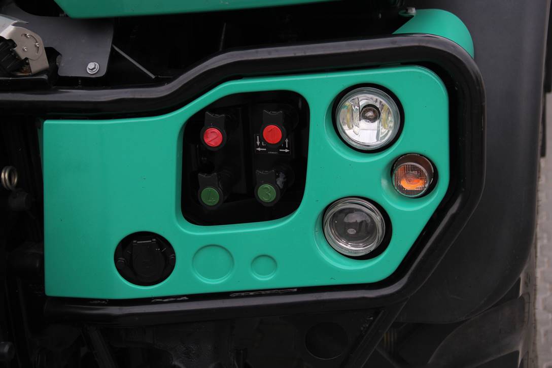 Unimog U 423 - przedni panel wyjść hydrauliki zewnętrznej