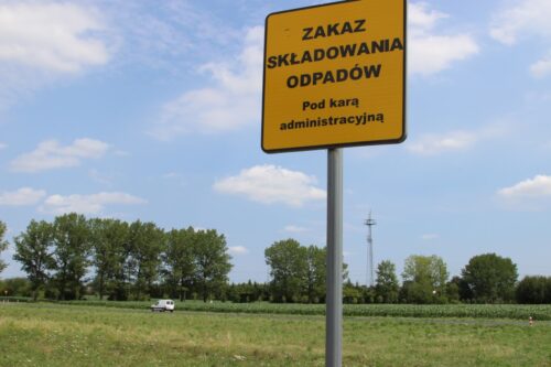 nielegalne składowisko śmieci, gmina Lutomiersk, województwo łódzkie, policja