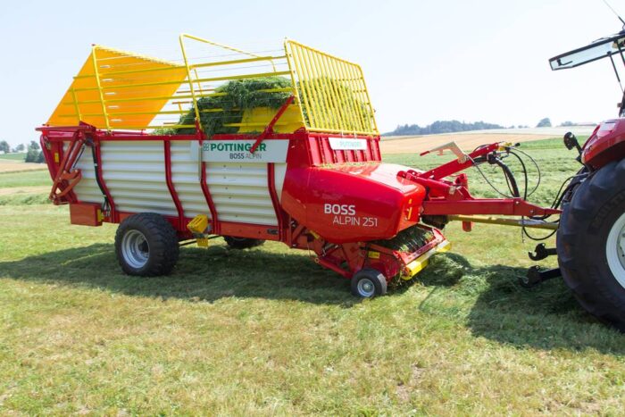 Przyczepa samozbierająca Boss Alpin 251