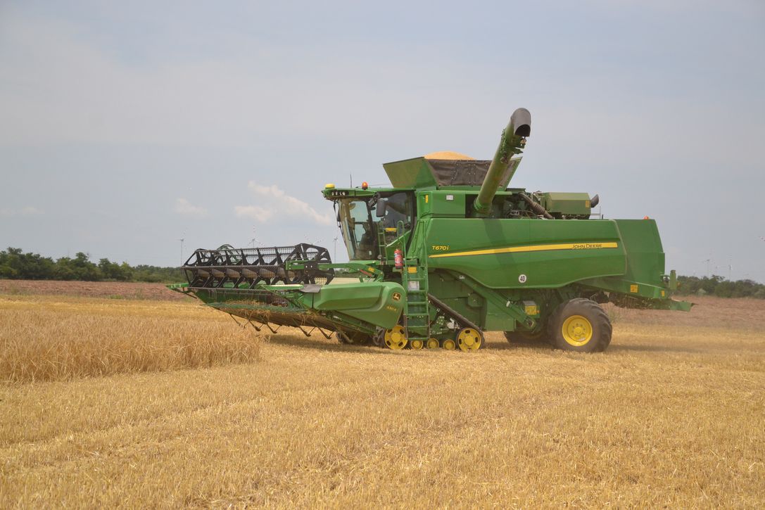 John Deere T670i