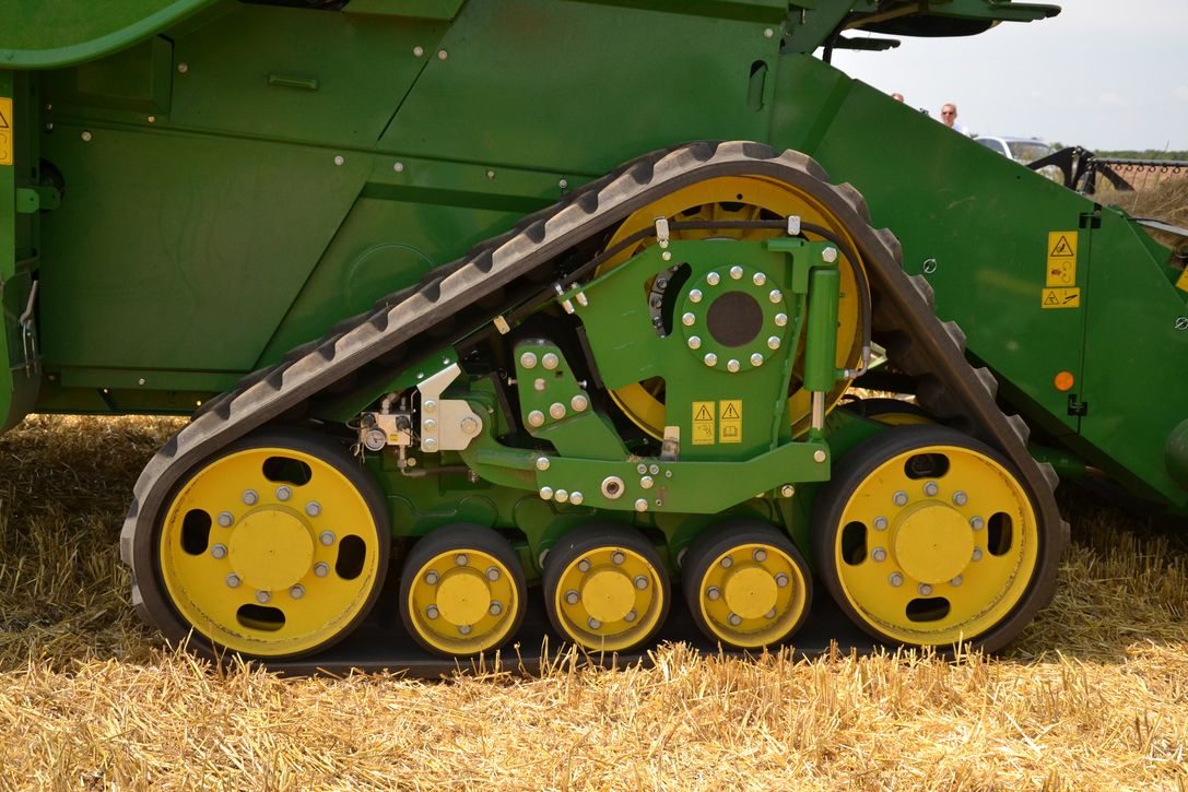 John Deere T670i