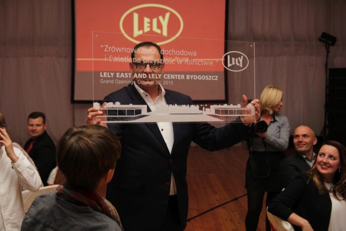 lely, krowy mleczne, parapetówka, robot udojowy