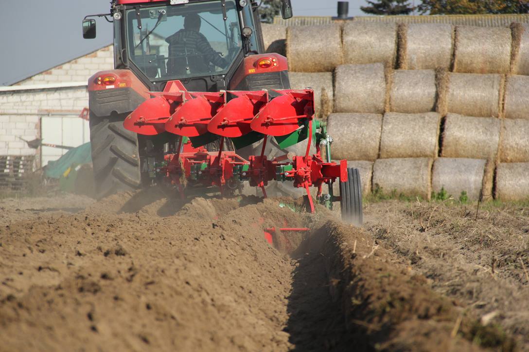 Orka pługiem obracalnym