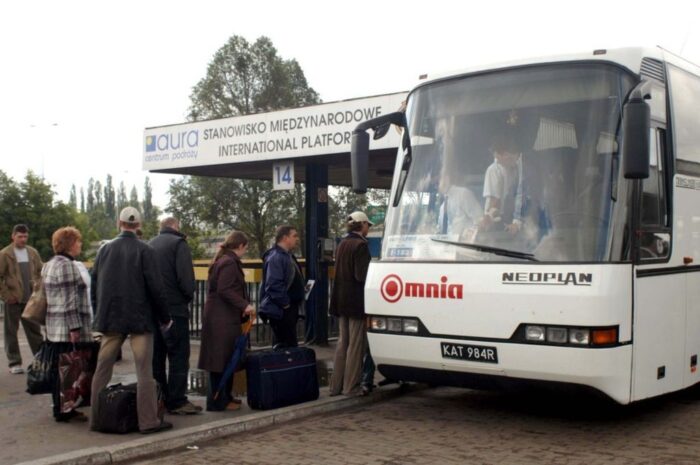 wyjazdy zarobkowe Polaków, niskie płace, brak zatrudnienia
