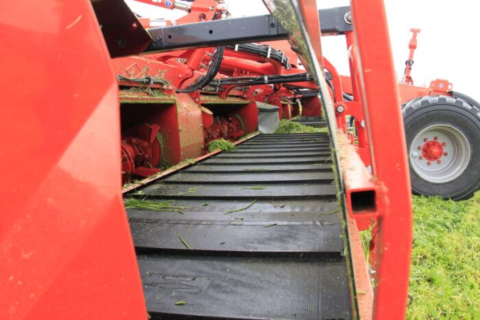 Kosiarka z kondycjonerem FC 13460 RA, firma Kuhn, pokaz koszenia,