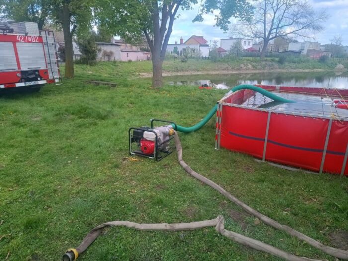 pożar, akcja gaśnicza, gospodarstwo, wiata, słoma