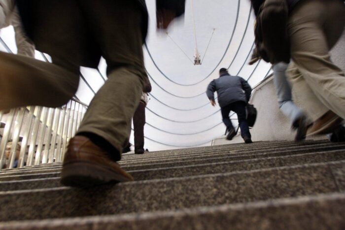 praca, spóźnienie, straty, biznes, firma, pracodawca, badania