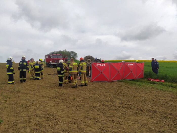 kpp sanok, wywrócony ciągnik, wypadek, śmierć traktorzysty