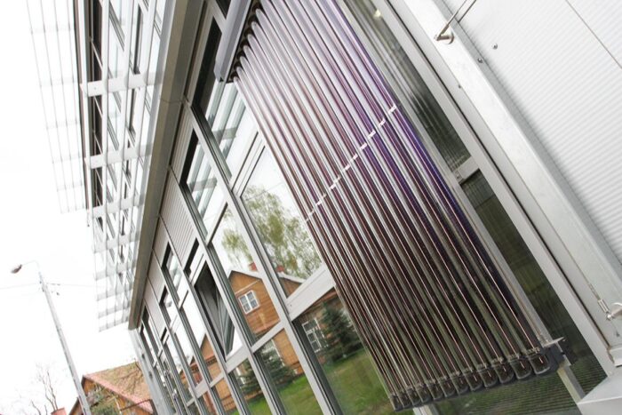 laboratorium architektury energooszczędnej, energia odnawialna, ogniwa fotowoltaiczne, kolektory słoneczne, wiatrak