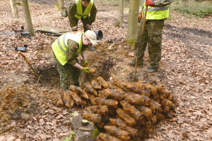 niewypały, niewybuchy, zardzewiała śmierć, lasy, saper