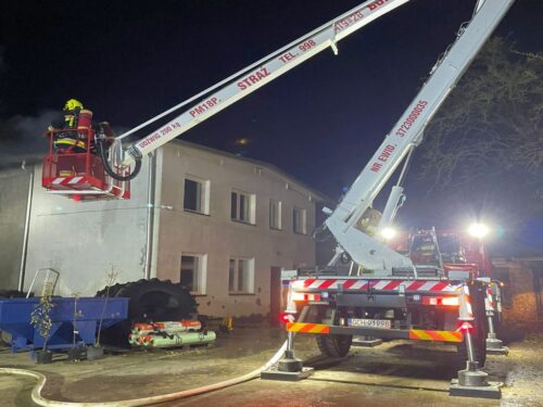 kp psp chojnice, pożar, płomienie, akcja gaśnicza, warsztat, obora, maszyny, zwierzęta