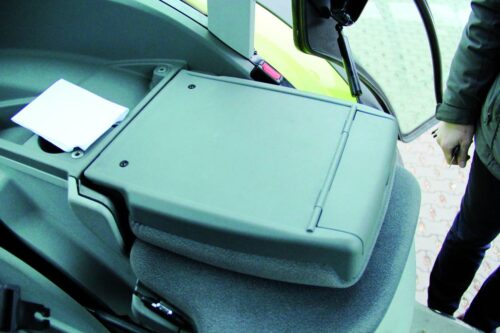 schowek na dokumenty w Claas Arion