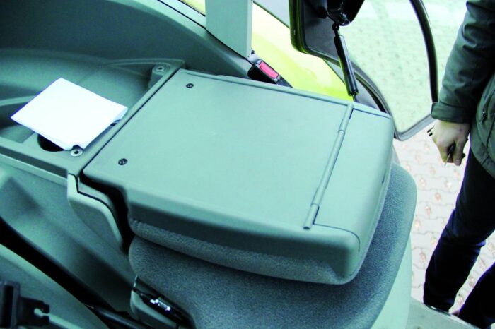 schowek na dokumenty w Claas Arion