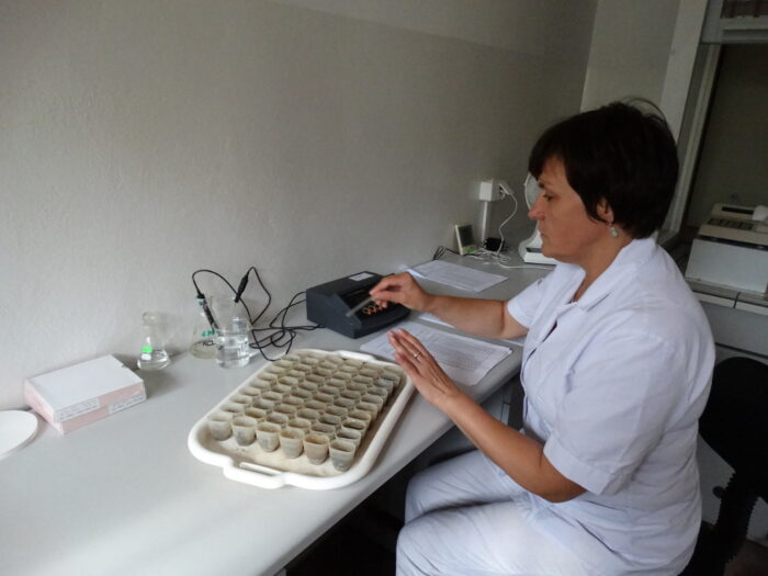 badanie pH gleby, laboratorium, laborantka, okręgowa stacja chemiczno-rolnicza