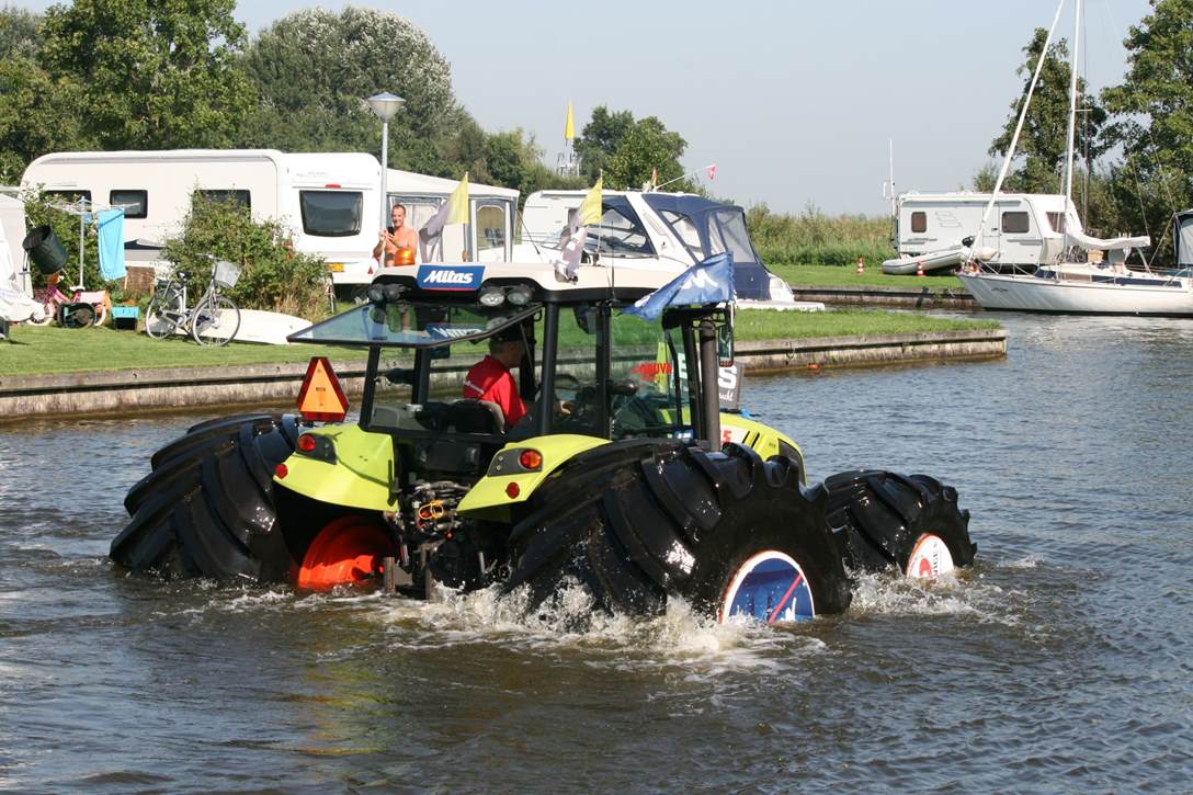 Płynący ciągnik Claas