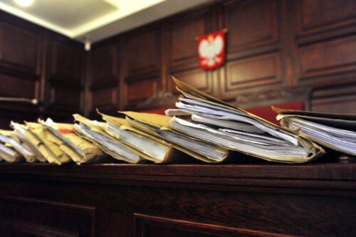 polisolokata, sąd, proces, pieniądze, Przywiązani do polisy, pieniądze