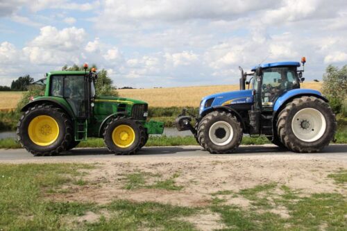 Ciągniki marek New Holland i John Deere