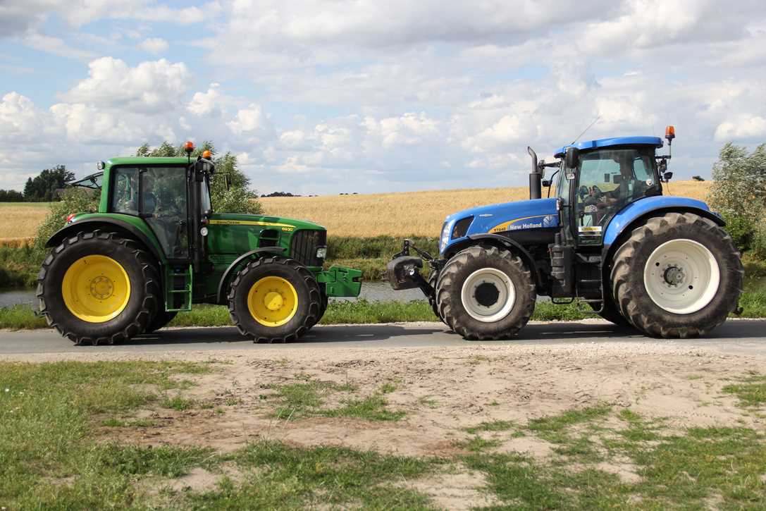 Ciągniki marek New Holland i John Deere
