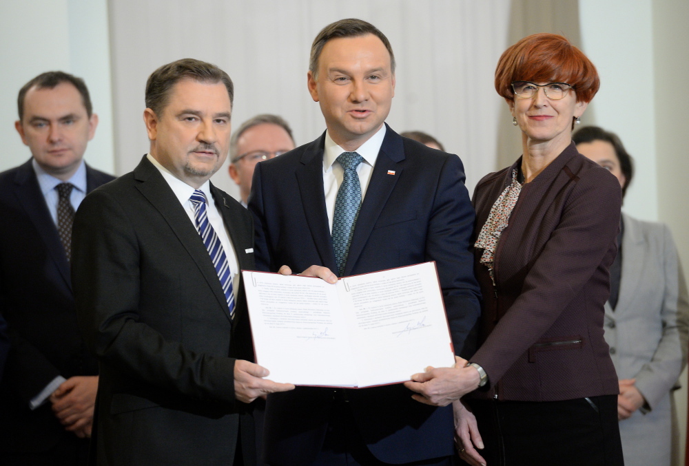 ustawa obniżająca wiek emerytalny, emerytury, świadczenia, andrzej duda, ustawa emerytalna