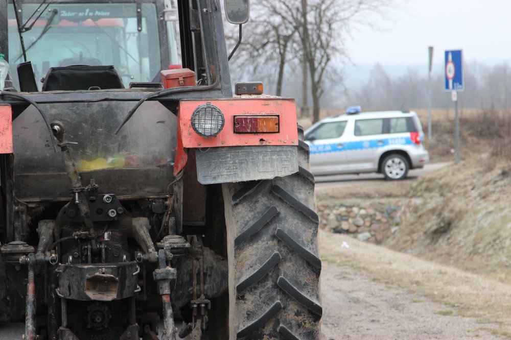policja, zanieczyszczanie jezdni, ciągnik, mandat, prace polowe