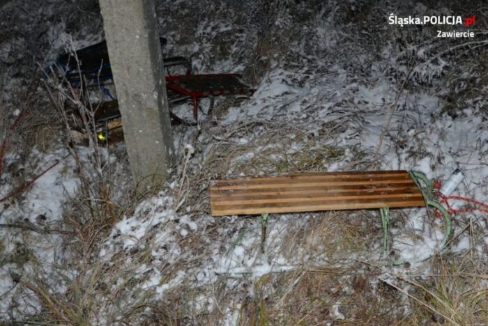 Zderzenie pojazdów było tak silne, że traktor rozpadł się na dwie części, a auto osobowe wpadło do rowu