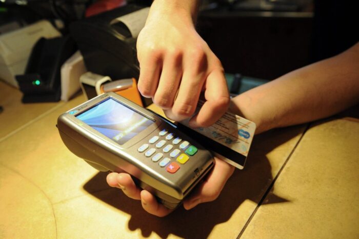 karta płatnicza, karta debetowa, karta kredytowa, finanse, pieniądze, nbp