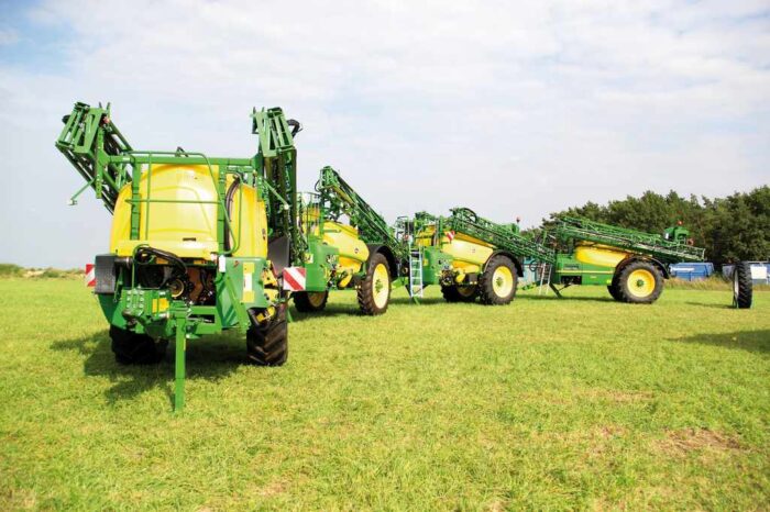 opryskiwacze przyczepiane John Deere M700 i M900