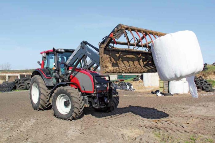 Valtra T121 z ładowaczem czołowym